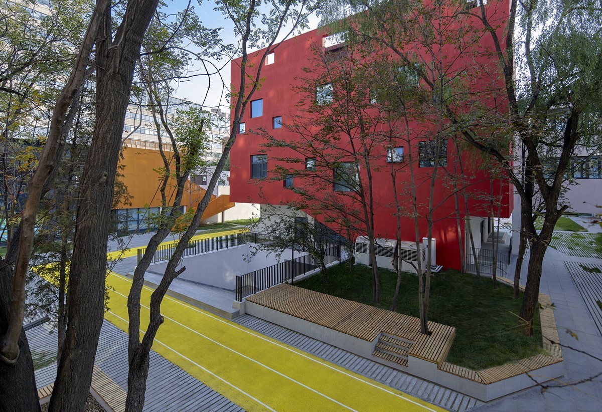 学校景观改造设计后贯穿校园的跑道 学校景观改造设计后贯穿校园的跑道区