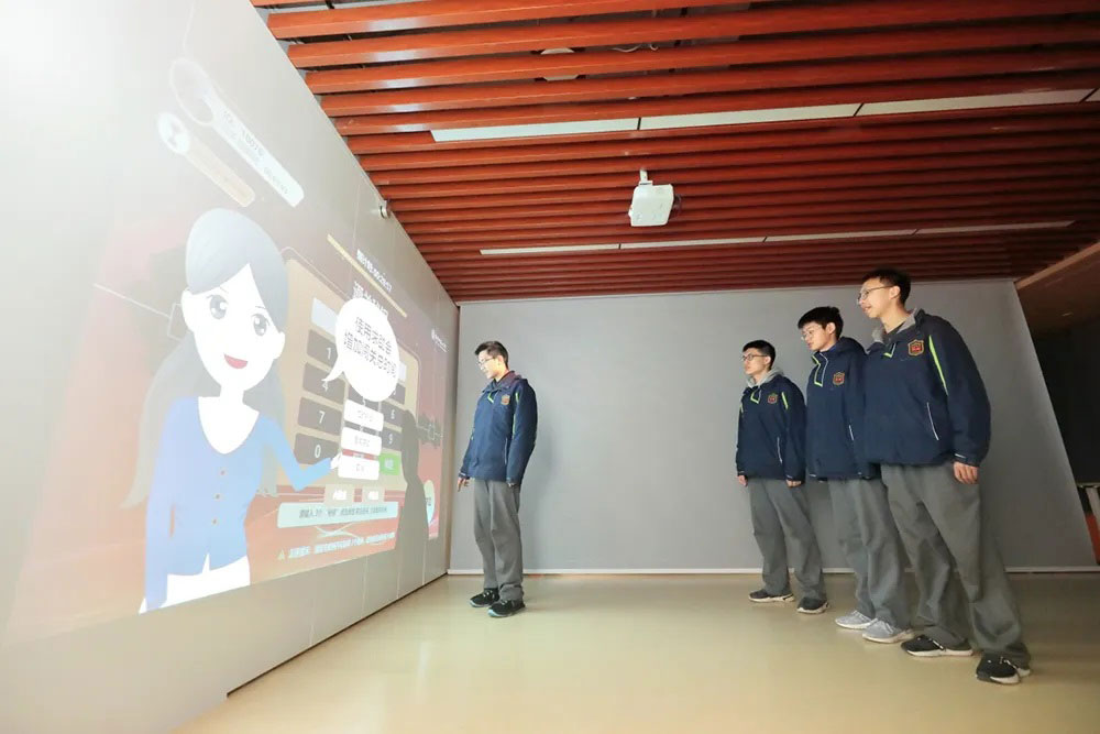 学生在“智能数学科创实验室”互动闯关