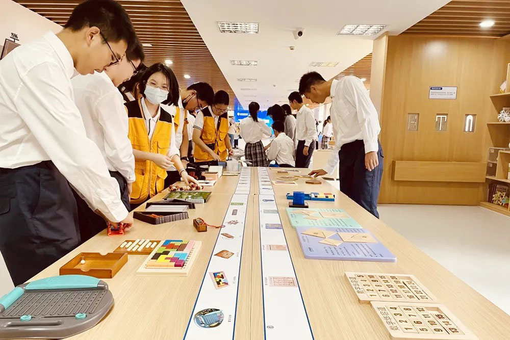 学生在“姚晶长廊”体验桌游